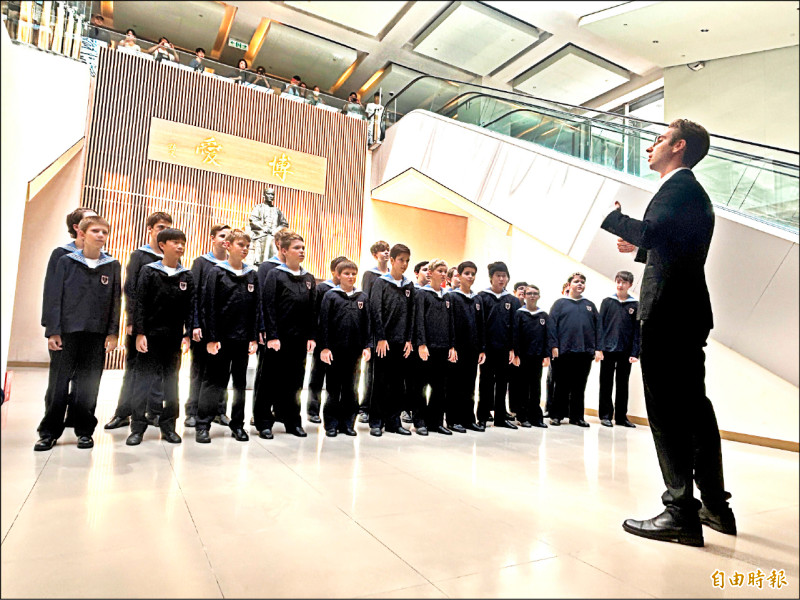 「維也納少年合唱團」昨日驚喜現身國立故宮博物院快閃演出。（記者董柏廷攝）