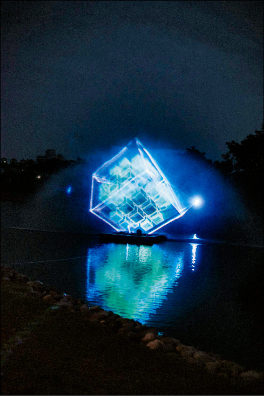 黑川互動媒體藝術作品《Tzolk’in Light》以瑪雅曆法為靈感，結合水幕投影技術。（黑川互動媒體藝術提供）