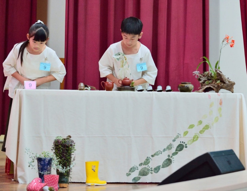 瑞里國小的陳佳維、林沐蓁參加全國小小茶藝師競賽獲得第一名。（嘉義縣政府提供）