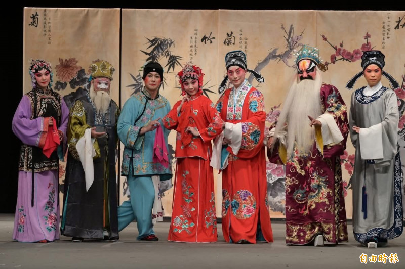 《緣戲婆媳》主要演員合影，中為復興劇團演員呂家男。（記者翁聿煌攝）