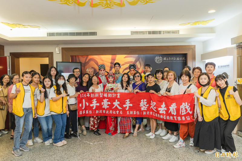 龍馬湖社區照顧關懷據點的獨居長輩到碧湖劇場觀賞《緣戲婆媳》，戲後和演員合影。（記者翁聿煌攝）