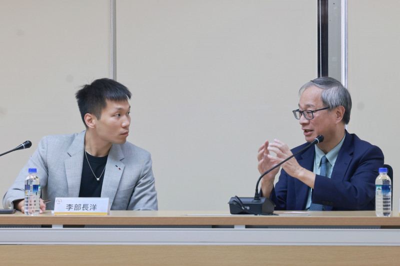 內閣成員中同是以專業身份出任的文化部長李遠（右）及運動部長李洋（左）今（16）日首度進行雙部會合作會面。（文化部提供）