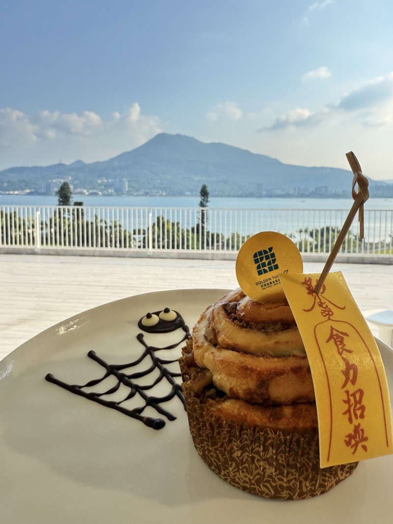 將捷金鬱金香酒店的望高樓在10月推出萬聖節限定甜點「女巫肉桂捲」。（將捷金鬱金香酒店提供）