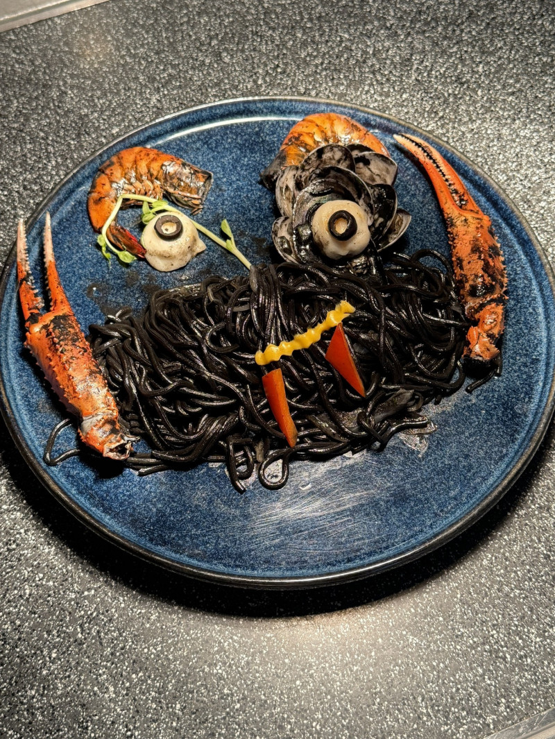 「怪怪墨魚麵」以墨魚麵搭配濃郁海味醬汁，有趣造型應景又好拍。（將捷金鬱金香酒店提供）