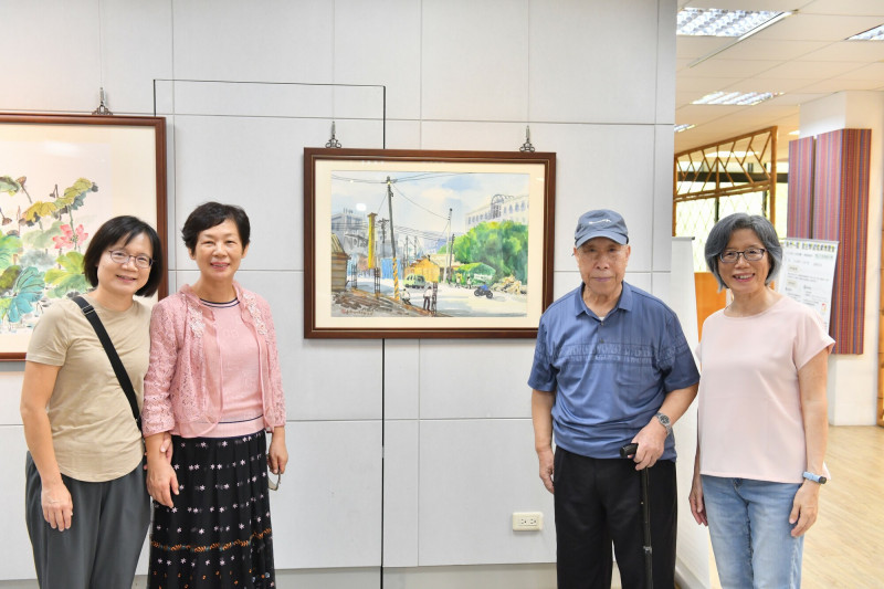 國立陽明交大附中感謝清華大學退休教授趙明先生（右2），慨然捐贈他在1993年創作的〈興建中的竹北高中〉水彩畫，典藏在附中，成為珍貴的歷史見證與文化象徵。（陽明交大附中提供）