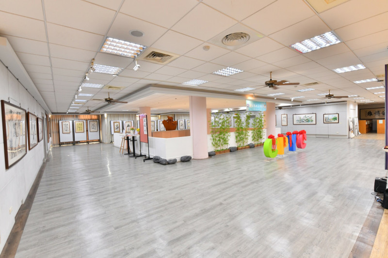 國立陽明交大附中為慶祝本校改隸元年，今起在圖書館「溪畔藝廊」舉辦「趙明教授書畫回顧展」。（陽明交大附中提供）