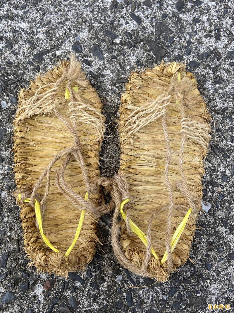 外來遊客可參加當地的導覽行程，穿上草鞋體驗海女工作。（記者周幸叡攝）