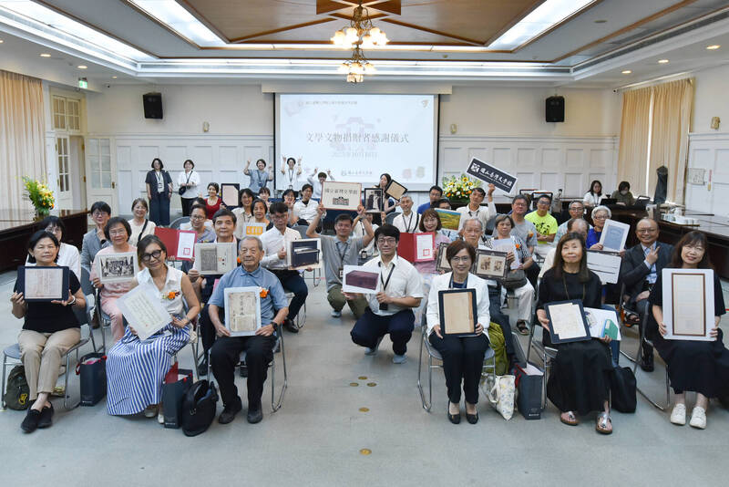 國立台灣文學館今日舉行文學文物捐贈者感謝儀式，文化界共襄盛舉。（台文館提供）