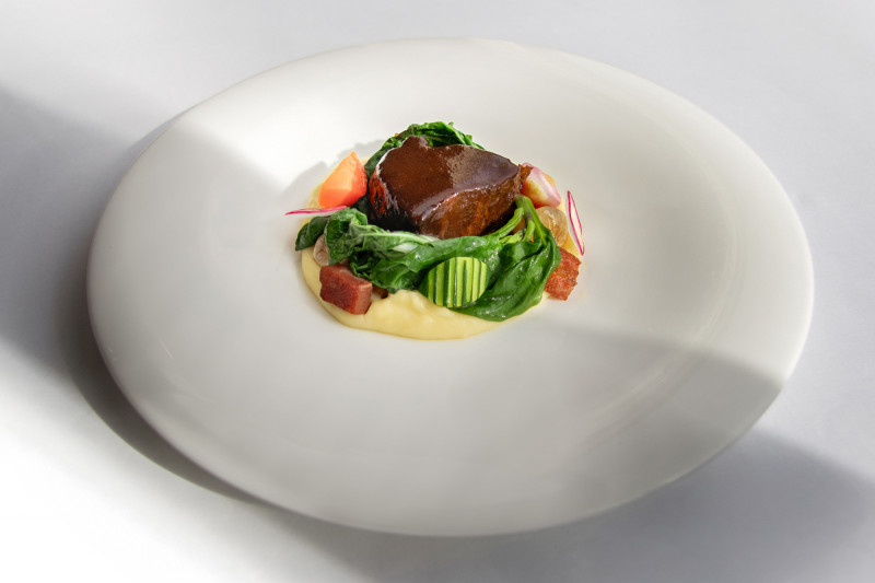 「露天風呂午餐券」午餐可享法國藍帶主廚領軍C’est Bon歐陸餐廳的「慢燉澳洲巧克力和牛臉頰」。（北投麗禧溫泉酒店提供）