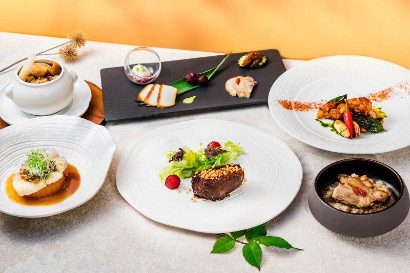 「雅緻豪華客房一泊二食券」晚餐可享米其林推薦雍翠庭台式餐廳的「經典套餐」。（北投麗禧溫泉酒店提供）