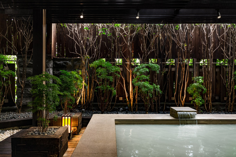 在露天風呂大眾湯可享受9米挑高中庭花園風呂，以及桑拿、蒸氣室、享用軟性飲料與餅乾小點等。（北投麗禧溫泉酒店提供）