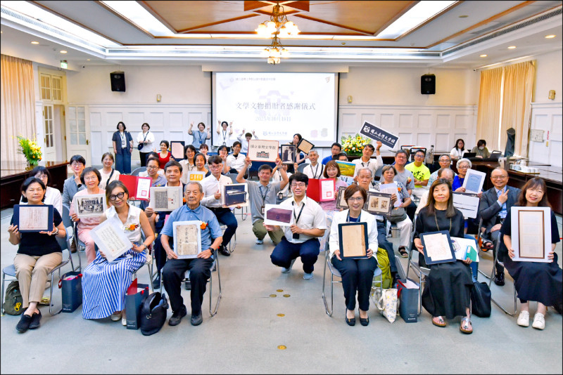 國立台灣文學館昨日舉辦文學文物捐贈者感謝儀式，文化界共襄盛舉。（台文館提供）