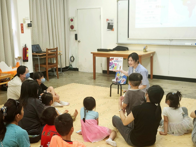 新竹縣積極推動親子們在家的「翻書」運動，花4個月舉辦巡迴主題書展，推動親子共讀。（取自竹縣府官網）