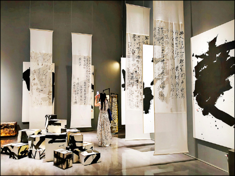 中華漢光書道學會10位成員集體創作〈傳承與時變〉。