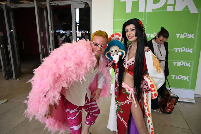 布魯塞爾動漫展周末登場，有Coser打扮成「航海王」角色唐吉訶德（左）、蛇姬（右）。（吳柏緯攝，中央社提供）