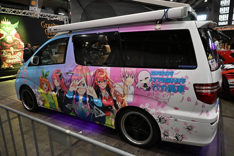 漫展現場有痛車愛好者將塗裝過的愛車開到現場與同好分享。圖為現場停放，以「五等分的新娘」為主題的痛車。（吳柏緯攝，中央社提供）