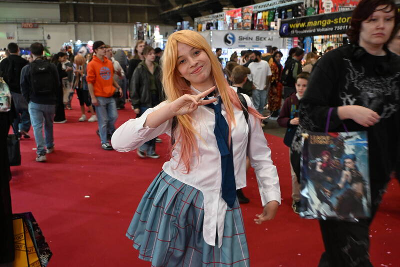 布魯塞爾動漫展周末登場，有Coser打扮成「戀上換裝娃娃」角色喜多川海夢。（吳柏緯攝，中央社提供）