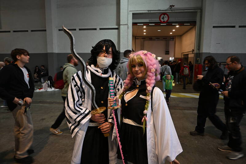 布魯塞爾動漫展周末登場，有Coser打扮成「鬼滅之刃」角色伊黑小芭內（左）、甘露寺蜜璃（右）。（吳柏緯攝，中央社提供）