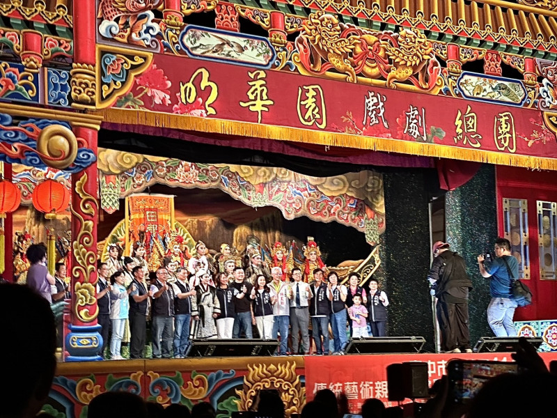 明華園總團為龍井鄉親搬演《乘願再來》大戲。（龍津高中提供）