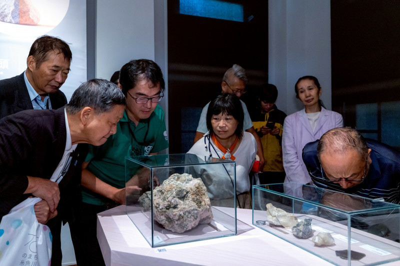 新北市黃金博物館今天推出「說石話—石頭的身世與故事」特展，參與開幕活動的貴賓欣賞展出的珍稀礦石。（黃金博物館提供）