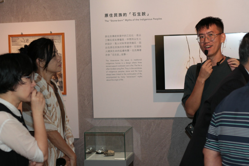 新北市黃金博物館今天推出「說石話—石頭的身世與故事」特展，黃金博物館同仁向到場的貴賓解說導覽。（黃金博物館提供）