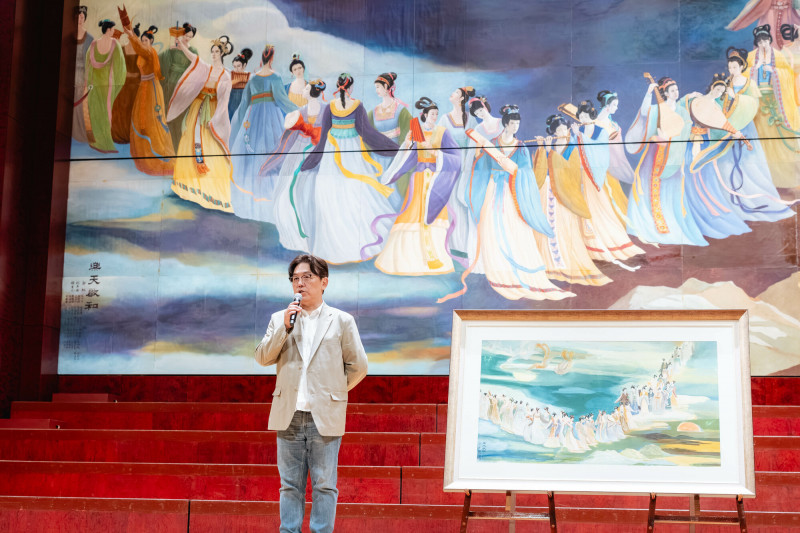 作家郭強生表示，非常高興能夠在兩廳院 38 週年前夕，將父親的作品〈樂天啟和〉送給兩廳院當賀禮。 （國家兩廳院提供）