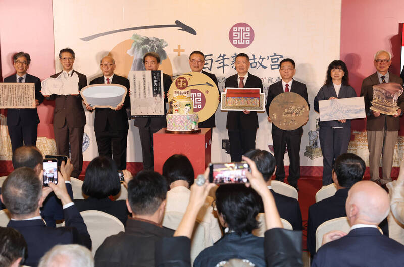 「故宮100+院慶暨特展聯合開幕晚會」20日晚間舉行，故宮院長蕭宗煌（後中）、文化部次長李靜慧（後右2）、日本東京國立博物館副館長淺見龍介（後左4）等人一同進行啟動儀式。（趙世勳攝，中央社提供）