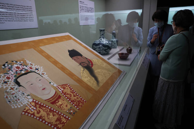 國立故宮博物院喜迎百年，20日在台北舉行「故宮100+院慶暨特展聯合開幕晚會」，並安排工作人員導覽，帶領與會來賓共賞明代帝后半身像等古文物。（趙世勳攝，中央社提供）