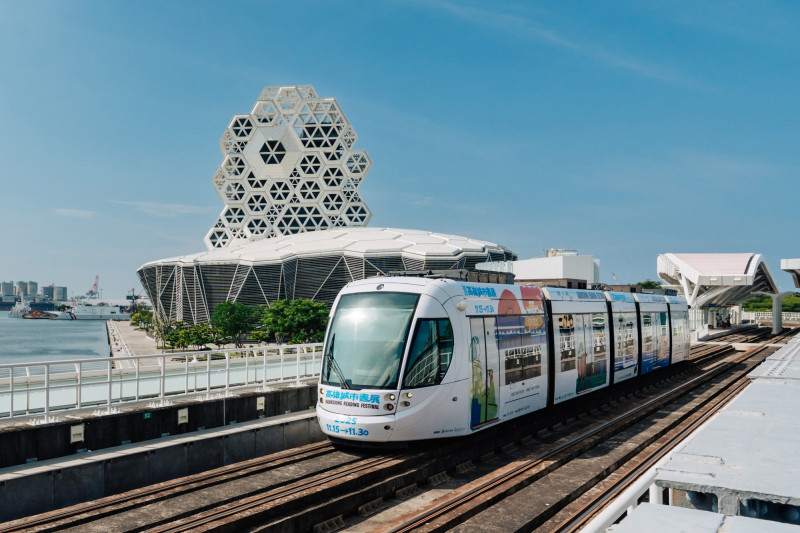 2025高雄城市書展11月15日盛大登場，高市圖開出全國第一輛「書展輕軌列車」，並舉辦「輕軌列車的故事時刻」。（高市圖提供）