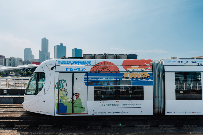 高雄城市書展開出全國第一輛書展輕軌列車，列車編號KLRT-06。（高市圖提供）