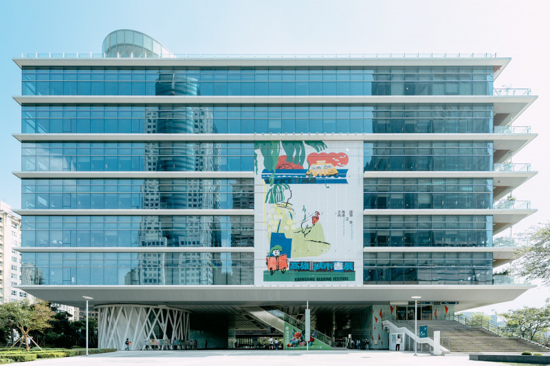 由插畫家林小杯繪製、設計師吳睿哲操刀設計的主視覺，懸掛於高市圖總館外牆，宣告2025高雄城市書展起跑。（高市圖提供）