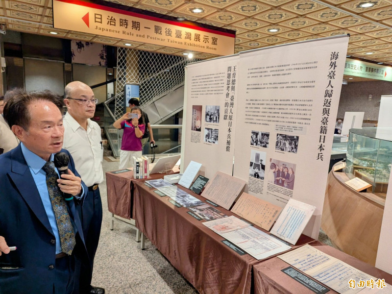 南投中興新村台灣文獻館舉辦「亮光與暗影」台灣史料展，國史館長陳儀深（左一）出席並主持導覽。（記者劉濱銓攝）