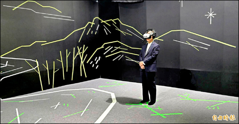 李遠體驗《雲在兩千米》。（記者凌美雪攝）