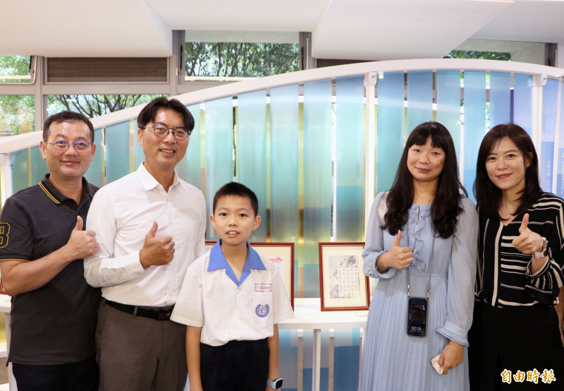 積穗國小師生書法展於新北市立圖書館展出。（記者翁聿煌攝）