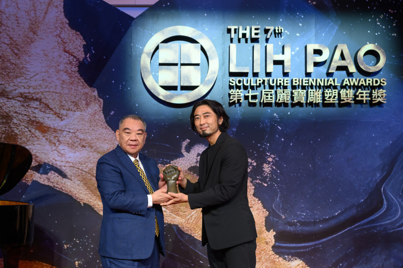 麗寶集團總裁吳寶田（左）頒獎給第7屆麗寶雕塑雙年獎金獎得主本郷芳哉。（麗寶文化藝術基金會提供）