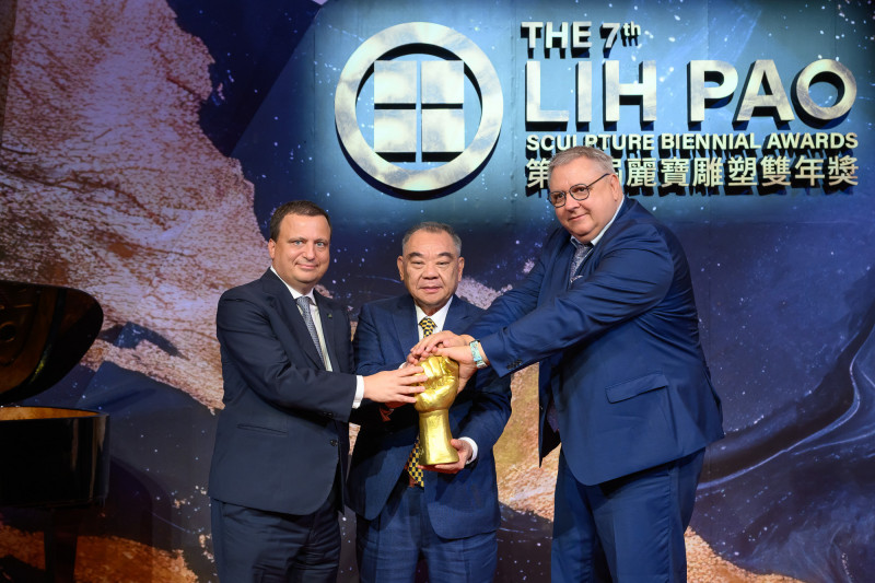 麗寶雕塑雙年獎2025-2026年共同主辦國義大利與奧地利兩國代表交接，左起義大利經濟貿易文化推廣辦事處代表龍博文、麗寶集團總裁吳寶田、奧地利台北辦事處處長何士誠。（麗寶文化藝術基金會提供）