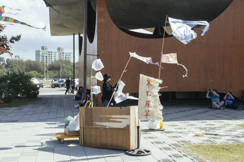 藝術家嫚玲她將海邊回收的塑膠袋縫製成〈末日風箏〉，邀請觀眾一起「放飛」。（視盟提供）