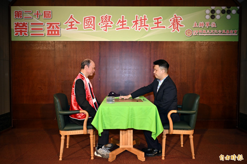 周俊勛（右）與秦世敏開棋。（記者胡舜翔攝）