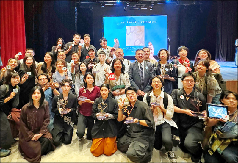 駐杜拜台北商務辦事處處長陳俊吉（第2排右4）、OISTAT國際劇場組織執行長魏琬容（第2排右2）與台灣入圍及獲獎者合影。（OISTAT 提供）