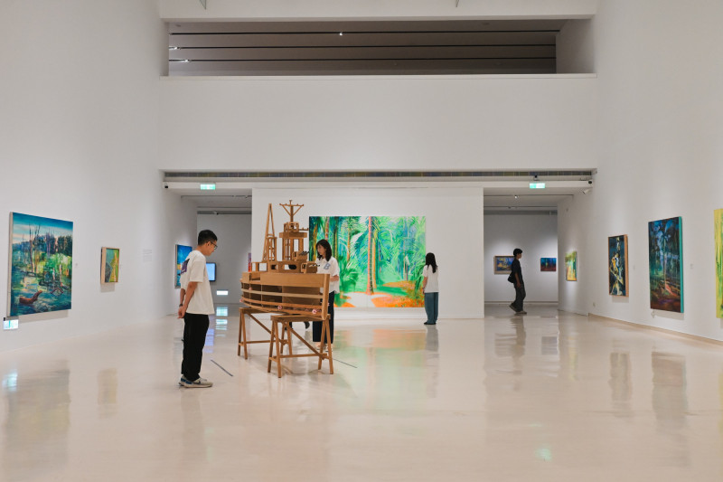 《園區－2025張新丕個展》呈現藝術家張新丕位於檳榔園的工作室。（高美館提供）