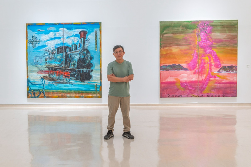 藝術家張新丕與展出作品〈風雲人物〉（圖左）、〈石卷-回到我心中的美麗〉（圖右）。（高美館提供）