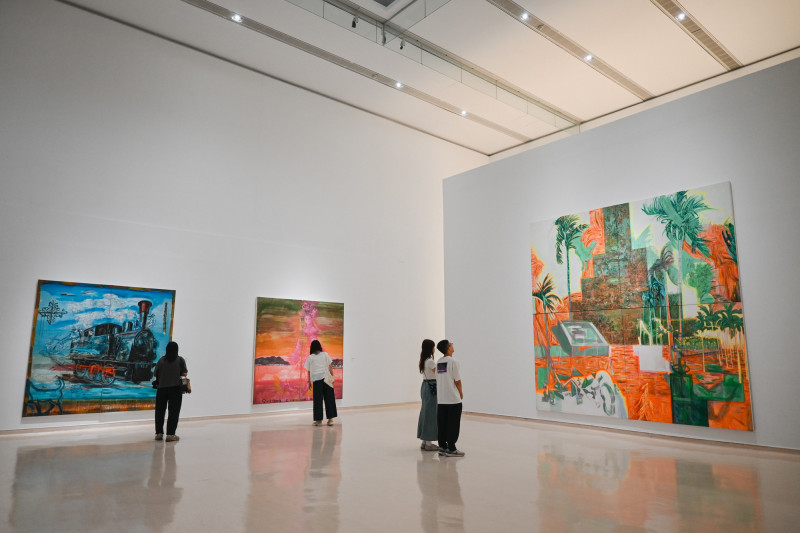 藝術家張新丕近年來以「熱帶天堂」命題作為展覽主軸，作品大量出現檳榔樹、鳳梨田、漁塭、海堤和消波塊等元素。（高美館提供）