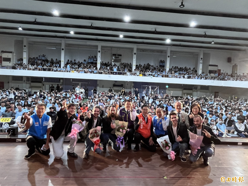 竹東鎮公所和代表會與台灣合唱音樂中心等單位合作，舉辦公益音樂會邀請人聲樂團走進校園演出。（記者廖雪茹攝）