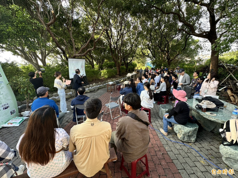 清華大學環境與文化資源學系在新竹舊港島舉辦「看頭前」行動藝術節。（記者蔡彰盛攝）