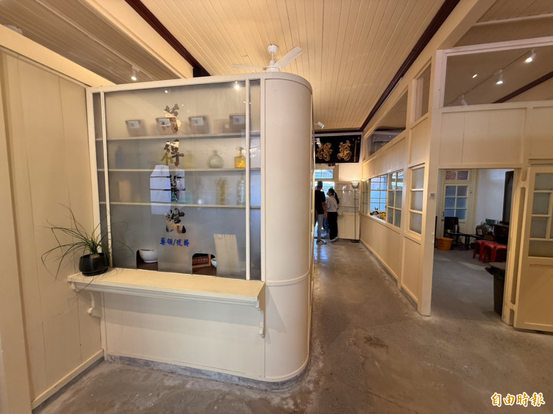 土庫鎮萬得醫院駱萬得、駱雲從兩代醫師以「賺情不賺錢」的精神，呵護土庫人。（記者李文德攝）