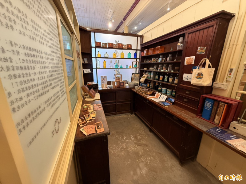 土庫鎮萬得醫院經17個月修復正式開館，此為藥房。（記者李文德攝）