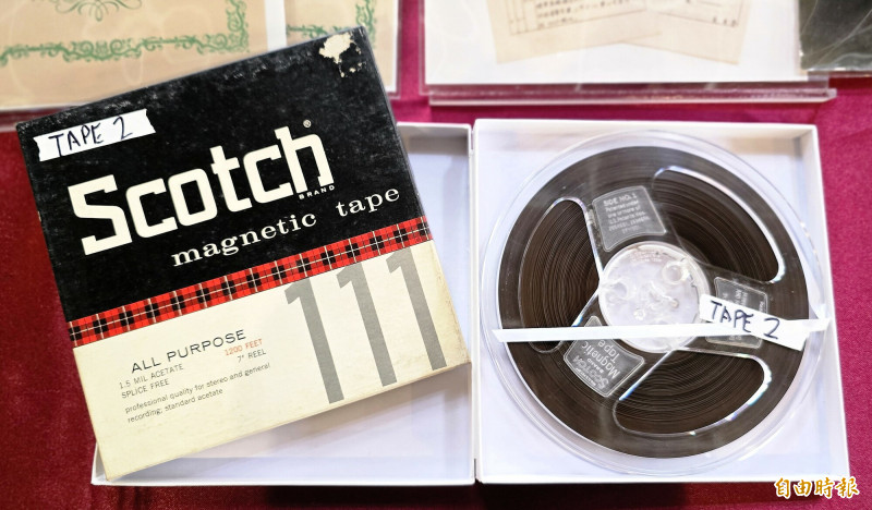 吳佩蓉捐贈鋼琴家李富美1962年與省交演出的錄音盤帶，非常珍貴。（記者凌美雪攝）