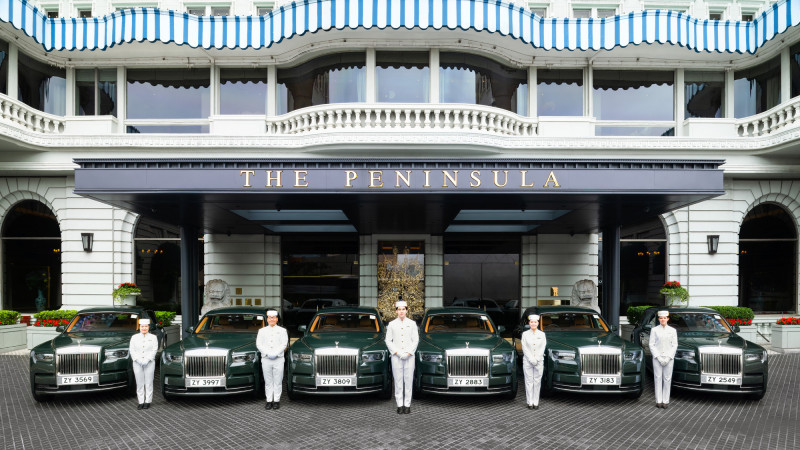 半島酒店集團為遊客提供尊寵的接送服務，圖為香港半島酒店勞斯萊斯幻影長軸版轎車。（半島酒店集團提供）
