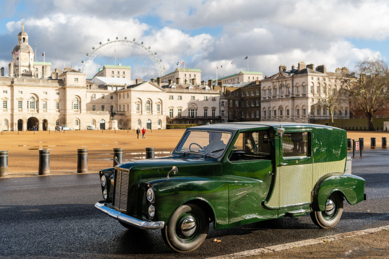 倫敦半島酒店訂製款1960年奧斯汀FX4 Sedanca Brougham復古黑色出租車。（半島酒店集團提供）