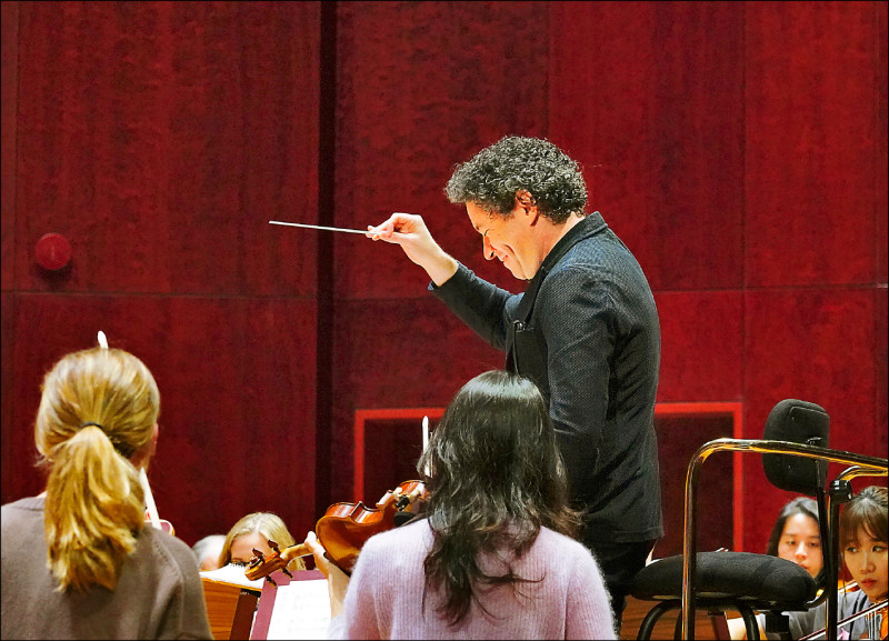 杜達美率洛杉磯愛樂亞巡最終站來到台北，演出前仍用心排練。（MNA提供）